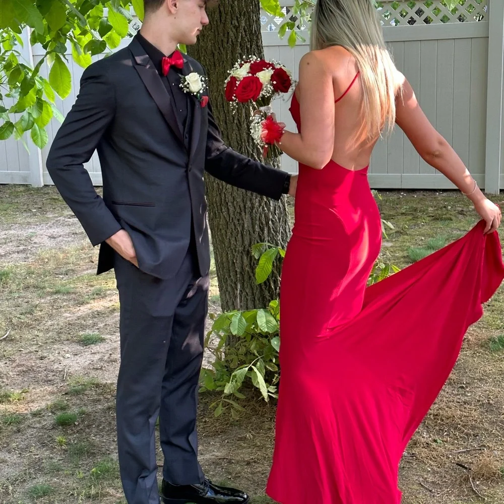 Beautiful REVOLVE Low Back Slip Mermaid Fishtail Gown in Red
Norma Kamali. - Picture 4 of 9